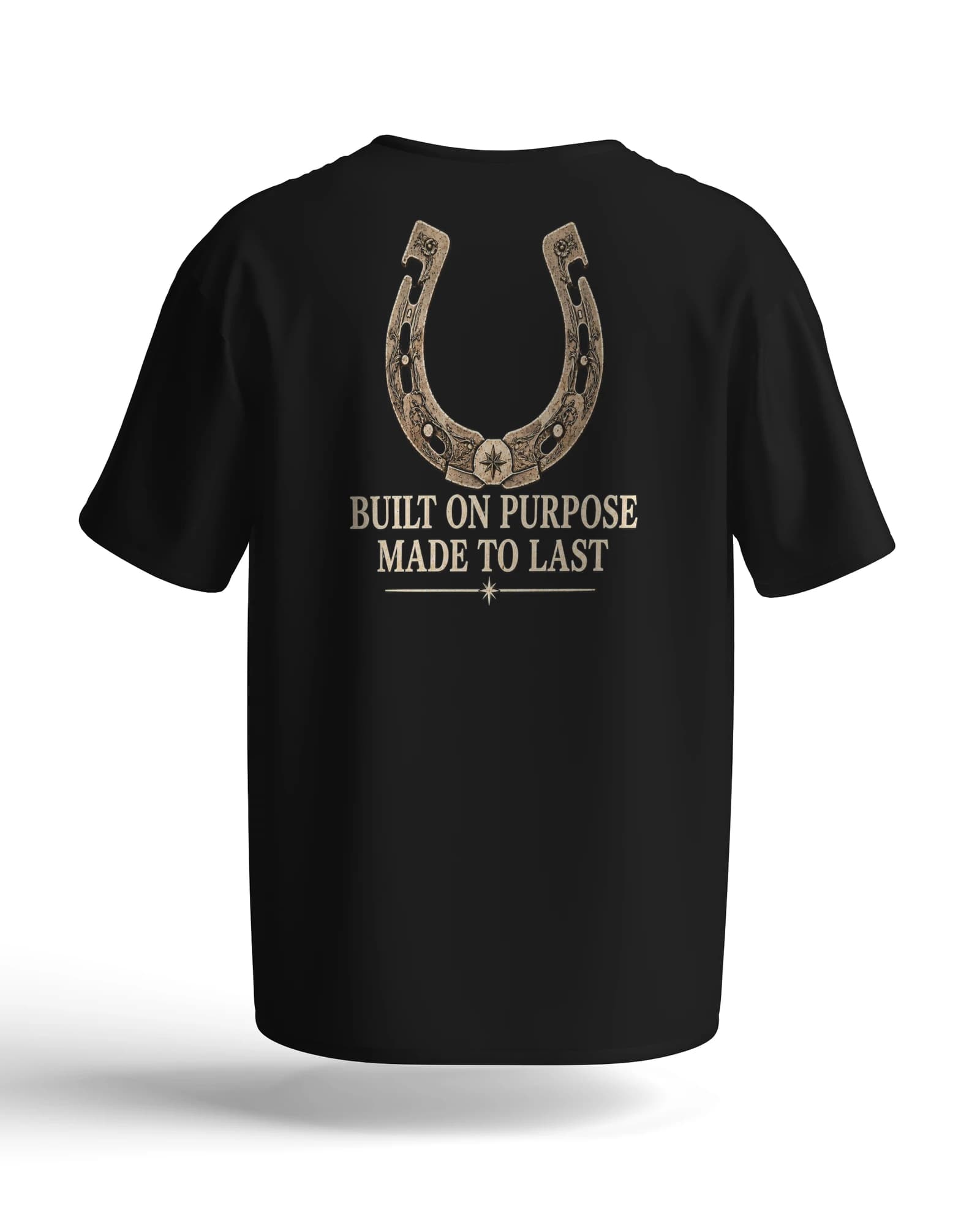 Costas da camiseta preta Build on Purpose, com ferradura ornamentada em bege sobre as frases Built on Purpose e Made to Last